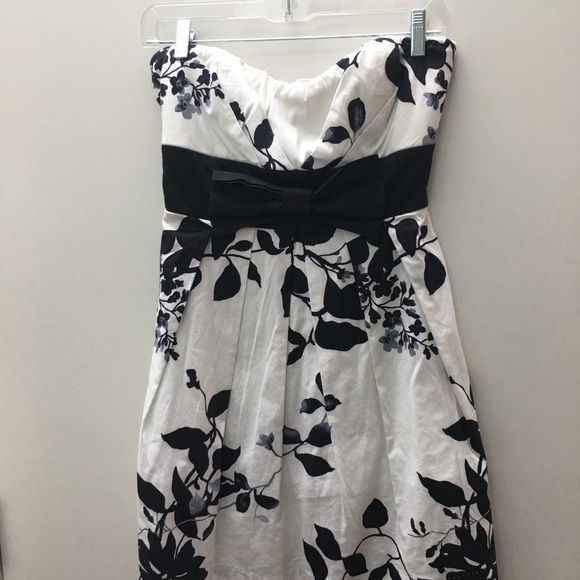 Dresses - Picture 3 of 4